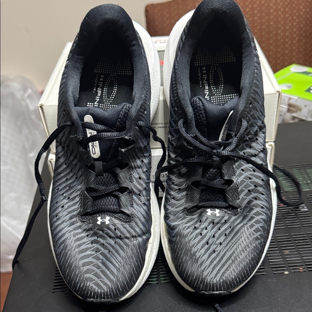 Gently used ladies UA sneaker style Infinity Pro